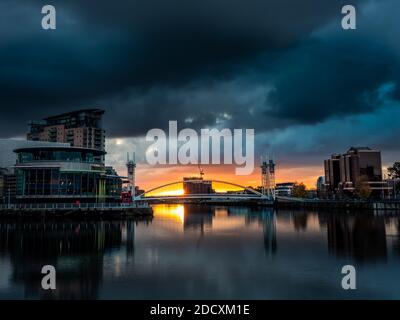 L'edificio a Salford Quays e Media City si riflette nell'acqua all'alba Foto Stock