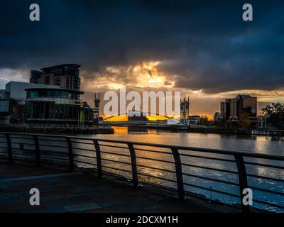 L'edificio a Salford Quays e Media City si riflette nell'acqua all'alba Foto Stock