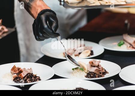 Picadillo di manzo cubano servito con riso bianco e fagioli neri. Servita su un tavolo con tovaglia nera. Foto Stock