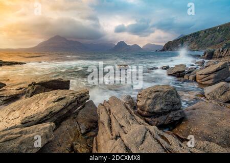 Nuvole scure e umide su Cuillin Range con luce serale a Elgol, Isola di Skye, Regno Unito. Foto Stock