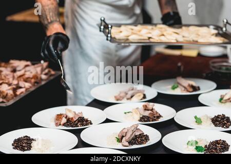 Picadillo di manzo cubano servito con riso bianco e fagioli neri. Servita su un tavolo con tovaglia nera. Foto Stock