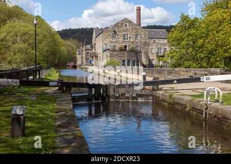 Vista estiva di un vecchio mulino e serratura sul Rochdale Canal a Hebden Bridge nel West Yorkshire Foto Stock