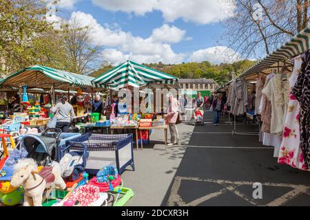 Vista estiva del mercato settimanale a Hebden Bridge, West Yorkshire Foto Stock