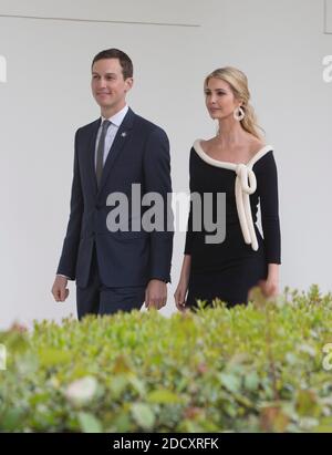 I consiglieri presidenziali Jared Kushner e Ivanka Trump camminano sul Colonnato alla Casa Bianca mentre presenziano a una visita di stato del presidente francese Emmanuel Macron a Washington, DC, il 24 aprile 2018. Foto di Chris Kleponis / Pool via CNP/ABACAPRESS.COM Foto Stock