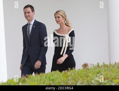 I consiglieri presidenziali Jared Kushner e Ivanka Trump camminano sul Colonnato alla Casa Bianca mentre presenziano a una visita di stato del presidente francese Emmanuel Macron a Washington, DC, il 24 aprile 2018. Foto di Chris Kleponis / Pool via CNP/ABACAPRESS.COM Foto Stock