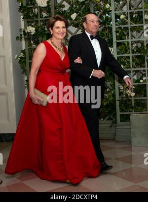 Marillyn Hewson, Presidente e Chief Executive Officer della Lockheed Martin Corporation, e James Hewson arrivano per la cena di Stato in onore del presidente della Repubblica francese Emmanuel Macron e della sig.ra Brigitte Macron alla Casa Bianca di Washington, DC, USA martedì 24 aprile 2018. Foto di Ron Sachs/CNP/ABACAPRESS.COM Foto Stock