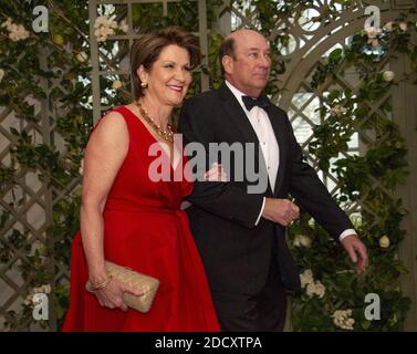 Marillyn Hewson, Presidente e Chief Executive Officer della Lockheed Martin Corporation, e James Hewson arrivano per la cena di Stato in onore del presidente della Repubblica francese Emmanuel Macron e della sig.ra Brigitte Macron alla Casa Bianca di Washington, DC, USA martedì 24 aprile 2018. Foto di Ron Sachs/CNP/ABACAPRESS.COM Foto Stock