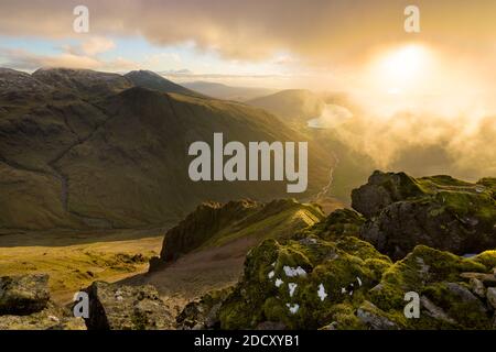 Drammatica luce del sole che attraversa le nuvole dalla cima della grande fiabola nel Distretto Inglese dei Laghi. Foto Stock