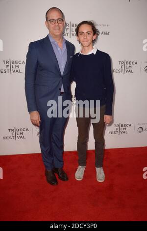 Presidente e CEO di Showtime Networks David Nevins e suo figlio hanno partecipato alla prima del film The Fourth Estate durante il Tribeca Film Festival 2018 al BMCC Tribeca PAC di New York City, NY, USA il 28 aprile 2018. Foto di Julien Reynaud/APS-Medias/ABACAPRESS.COM Foto Stock