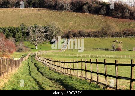 Un paesaggio rurale inglese con percorso recintato tra i campi in Le colline Chiltern Foto Stock