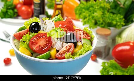 Insalata greca fresca servita con ingredienti alimentari sani Foto Stock