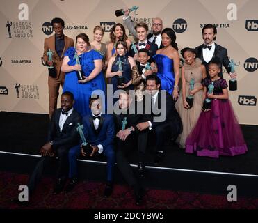 Jermel Nakia, Chrissy Metz, Alexandra Breckenridge, Mandy Moore, Hannah Zeile, Logan Shroyer, Lonnie Chavis, Chris Sullivan, Susan Kelehi Watson, Eris Baker, Milo Ventimiglia e Faithe Herman, Sterling K. Brown, Niles Fitch, Justin Hartley, E Jon Huertas, vincitori di un'esibizione straordinaria di un ensemble in una serie di drama per 'This is US', posa nella sala stampa durante il 24° anniversario degli attori della gilda Awards al Shrine Auditorium il 21 gennaio 2018 a Los Angeles, CA, USA. Foto di Lionel Hahn/ABACAPRESS.com Foto Stock