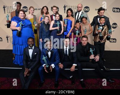 Jermel Nakia, Chrissy Metz, Alexandra Breckenridge, Mandy Moore, Hannah Zeile, Logan Shroyer, Lonnie Chavis, Chris Sullivan, Susan Kelehi Watson, Eris Baker, Milo Ventimiglia e Faithe Herman, Sterling K. Brown, Niles Fitch, Justin Hartley, E Jon Huertas, vincitori di un'esibizione straordinaria di un ensemble in una serie di drama per 'This is US', posa nella sala stampa durante il 24° anniversario degli attori della gilda Awards al Shrine Auditorium il 21 gennaio 2018 a Los Angeles, CA, USA. Foto di Lionel Hahn/ABACAPRESS.com Foto Stock