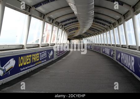 Glasgow Prestwick Airport , Ayrshire, Scotand, UK, Railway Station Passenger Overbridge che collega la stazione con l'aeroporto. La stazione ferroviaria dell'aeroporto internazionale di Prestwick serve l'aeroporto di Glasgow Prestwick, vicino alla città di Prestwick, South Ayrshire, Scozia. La stazione si trova a 37 ³₄ miglia a sud ovest di Glasgow Central, sulla Ayrshire Coast Line. Ha aperto il 5 settembre 1994. Foto Stock