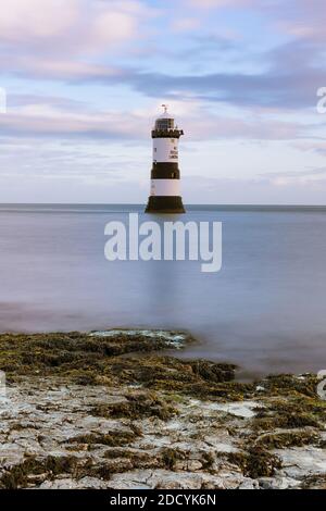 Faro di Penmon Point sull'isola di Anglesey nel Galles del Nord, Regno Unito. Foto Stock