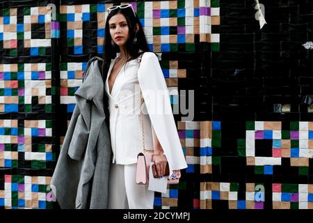 Street Style, Oriana Findlay in arrivo allo spettacolo Akris Autunno-Inverno 2018-2019 tenutosi al Palais de Tokyo, a Parigi, Francia, il 4 marzo 2018. Foto di Marie-Paola Bertrand-Hillion/ABACAPRESS.COM Foto Stock