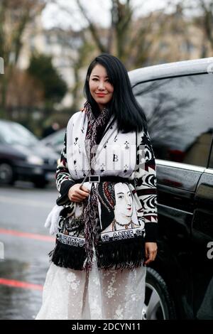 Street Style, in arrivo allo spettacolo Akris Autunno-Inverno 2018-2019 tenutosi al Palais de Tokyo, a Parigi, Francia, il 4 marzo 2018. Foto di Marie-Paola Bertrand-Hillion/ABACAPRESS.COM Foto Stock