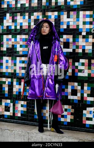 Street Style, in arrivo allo spettacolo Akris Autunno-Inverno 2018-2019 tenutosi al Palais de Tokyo, a Parigi, Francia, il 4 marzo 2018. Foto di Marie-Paola Bertrand-Hillion/ABACAPRESS.COM Foto Stock