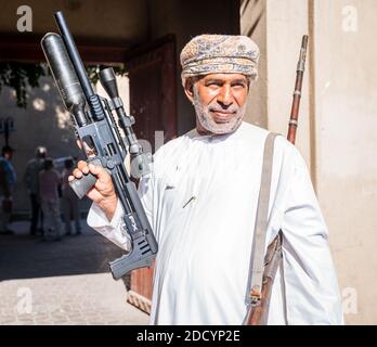 Nizwa, Oman, 2 dicembre 2016: Un uomo espone una pistola ad aria al mercato delle armi del venerdì a Nizwa, Oman Foto Stock