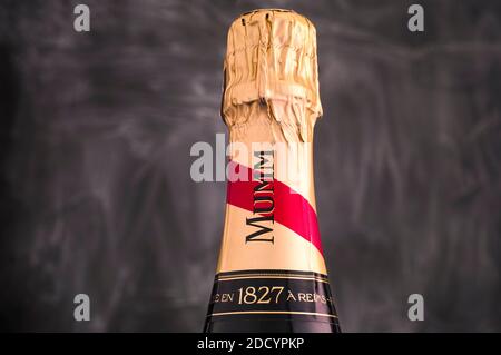 Tambov, Federazione Russa - 07 settembre 2019 collo di bottiglia di Champagne G.H. Mumm su sfondo nero. Foto Stock