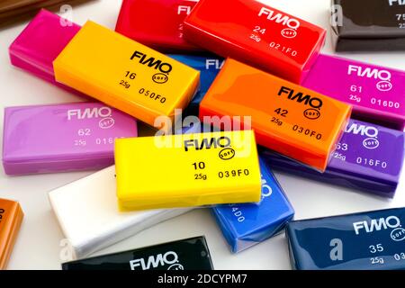 Tambov, Federazione Russa - 18 Novembre 2020 Donna mano che prende il  cremisi Fimo Soft modellare blocco di argilla dal set di colori Fimo Foto  stock - Alamy