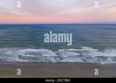 L'Oceano Pacifico si bagia su una spiaggia e dune di sabbia a Morro Bay, California. Questa parte costiera della California è conosciuta per la sua splendida costa. Foto Stock