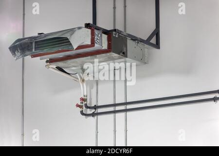 Ventilazione industriale installata sul tetto del capannone Foto Stock