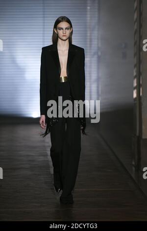 Una modella cammina sulla pista durante lo spettacolo Givenchy Haute Couture Primavera Estate 2018 come parte della Paris Fashion Week il 23 gennaio 2018 a Parigi, Francia. Foto di Laurent Zabulon/ABACAPRESS.COM Foto Stock