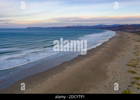 L'Oceano Pacifico si bagia su una spiaggia e dune di sabbia a Morro Bay, California. Questa parte costiera della California è conosciuta per la sua splendida costa. Foto Stock