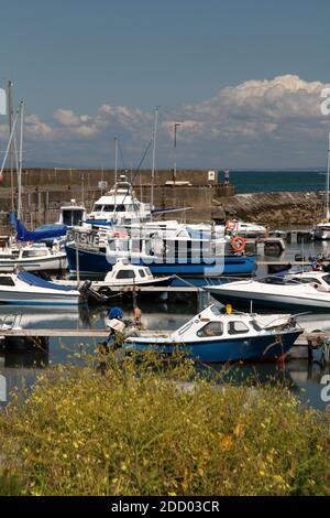 Maidens Harbour, South Ayrshire, Scotland, UK . Maidens è un villaggio della parrocchia di Kirkoswald dell'Ayrshire, in Scozia. Situato sulla costa del Firth of Clyde, all'estremità meridionale della Baia di Maidenhead, una serie di rocce conosciute come i "Maidens of Turnberry" formano un porto naturale Foto Stock