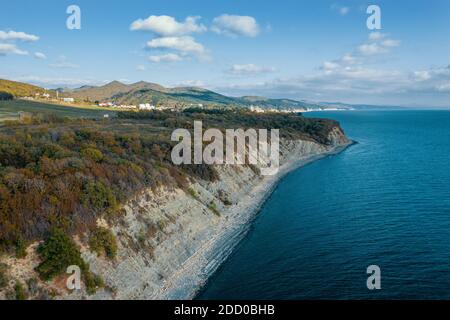 Vista aerea della costa blu del mare e delle scogliere rocciose. Mare nero, natura selvaggia, volo dei droni sopra l'acqua. Foto Stock