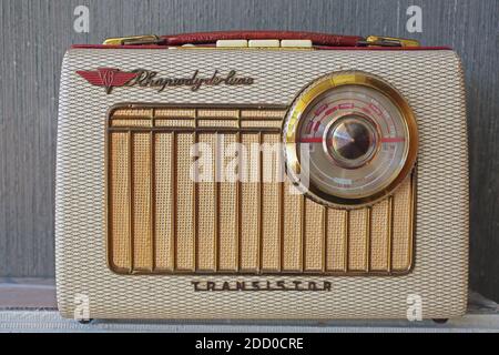 Radio a transistor degli anni '60.radio portatile a transistor MW e LW Rhapsody De Luxe 1962 Foto Stock