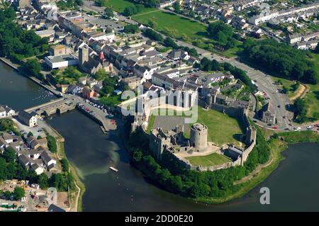 Castello di Pembroke, vista aerea del Galles. Castell Penfro dall'aria. Un edificio classificato di grado i, è stato sottoposto a importanti lavori di restauro all'inizio del XX secolo. Foto Stock