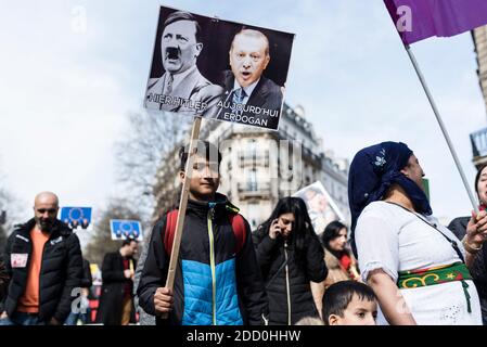 Diverse centinaia di curdi e simpatizzanti si sono riuniti per dimostrare il loro sostegno alla città di Africin bombardata dall'esercito turco. Parigi, Francia, 24 marzo 2018. Foto di Samuel Boivin / ABACAPRESS.COM Foto Stock