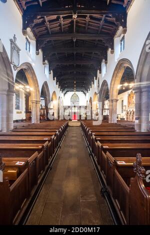 Guardando verso la Chiesa del Chancel della Santa Trinità, con navata e schermo del coro, Skipton, North Yorkshire, UK Foto Stock