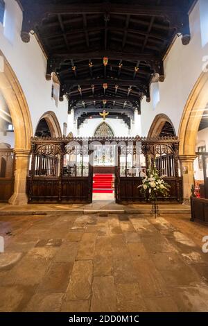 Guardando verso la Chiesa Chancel of Holy Trinity, con schermo Chancel, Skipton, North Yorkshire, Regno Unito Foto Stock