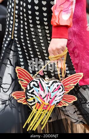 Borse e scarpe durante lo spettacolo Manish Ahora come parte della Paris Fashion Week Womenswear Autunno/Inverno 2018/2019 a Parigi, Francia, il 2018 marzo. Foto di Alain Gil Gonzalez /ABACAPRESS.COM Foto Stock