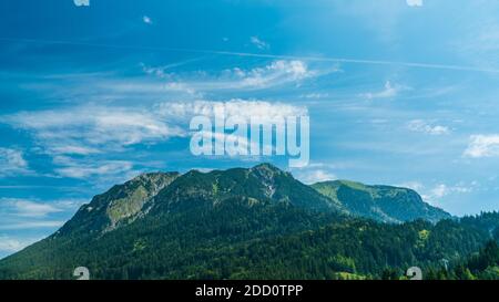 Germania, Allgaeu, impressionante montagna nebelhorn coperto di alberi verdi e paesaggio naturale foresta Foto Stock