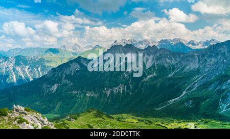 Austria, Kleinwalsertal, suggestivo paesaggio naturale verde incontaminato di rocce e montagne e cime vicino kanzelwand in uno scenario alpino montagne Foto Stock