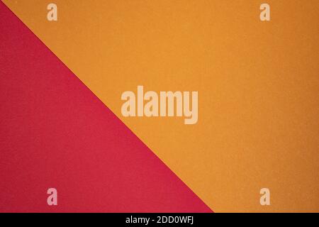 struttura di due pagine di cartone fotografico diagonalmente distesi in rosso e arancione Foto Stock