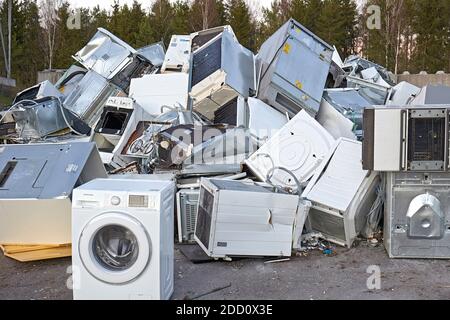 Un mucchio di merci bianche smaltite presso il deposito dei rifiuti urbani Flen Svezia Foto Stock