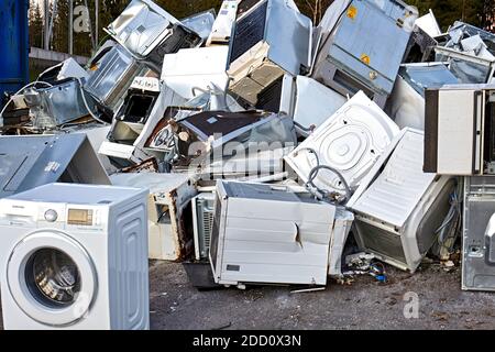 Un mucchio di merci bianche smaltite presso il deposito dei rifiuti urbani Flen Svezia Foto Stock