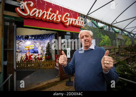 Robin Mercer dell'Hillmount Garden Centre di Belfast si trova all'ingresso della Grotta di Babbo Natale. Foto Stock