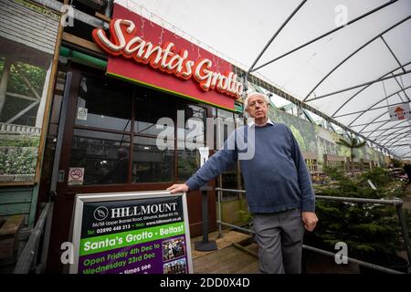 Robin Mercer dell'Hillmount Garden Centre di Belfast si trova all'ingresso della Grotta di Babbo Natale. Foto Stock