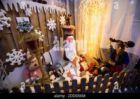 Casella postale con lettere a Santa al Polo Nord, nella Grotta di Santa a Hillmount Garden Center a Belfast. Foto Stock