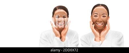 Maschera di fango. Due belle donne asiatiche con maschere facciali sui loro volti, sorridenti. Isolato su bianco Foto Stock