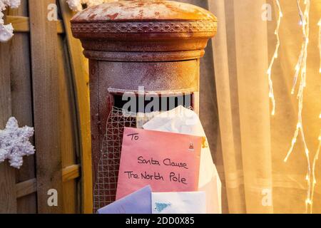 Casella postale con lettere a Santa al Polo Nord, nella Grotta di Santa a Hillmount Garden Center a Belfast. Foto Stock