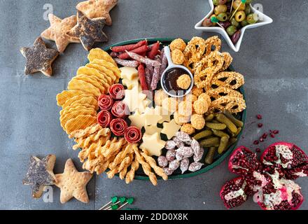 Spuntini saporiti con formaggio e cracker per le vacanze Foto Stock