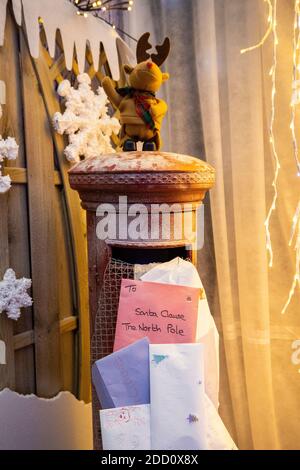 Casella postale con lettere a Santa al Polo Nord, nella Grotta di Santa a Hillmount Garden Center a Belfast. Foto Stock