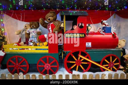 Orsi giocattolo di un treno contrassegnato Ballymena, presso la Grotta di Santa a Hillmount Garden Centre a Belfast. Foto Stock